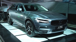 В России начались продажи Volvo S90 в "подогретой" версии