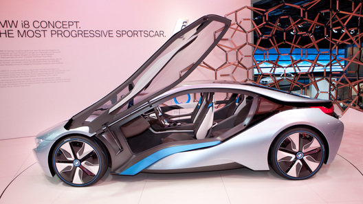 Компания BMW хочет отказаться от продаж через автосалоны