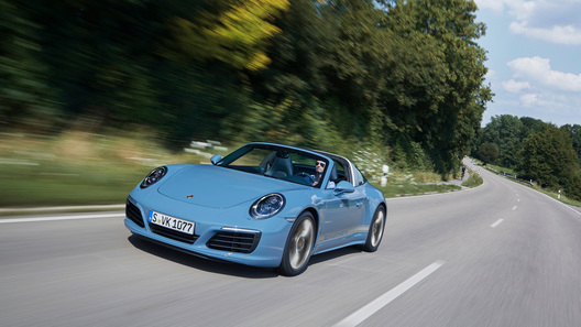 В Porsche искусственно состарили модель 911 Targa