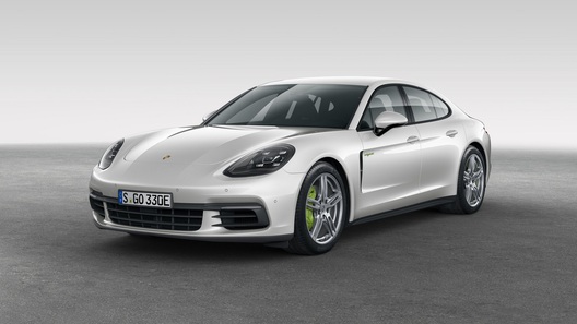 Компания Porsche представила очень быструю и очень экономичную Panamera