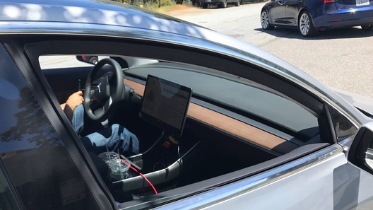 Серийная Tesla Model 3 получит аскетичный дизайн
