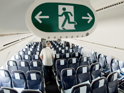 24-летний авиапассажир искусал сидящего рядом мужчину и умер