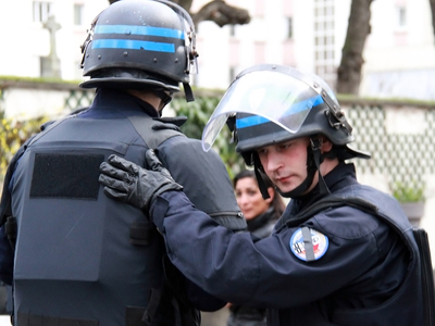 В пригороде Парижа неизвестные хотели ограбить МВД и ранили полицейского
