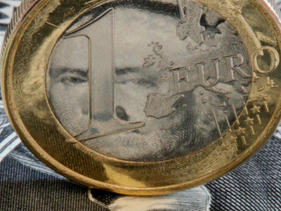 Официальный доллар опустился ниже 70 рублей, евро остается за 80