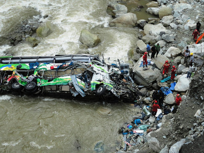 В Перу автобус упал с высоты в пруд: 11 погибших