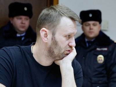 Навальный и Яшин получили 54,5 тысячи евро компенсации за задержание в 2011 году