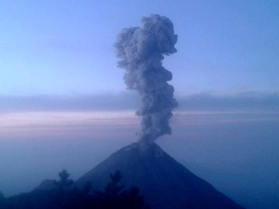 В Мексике вулкан выбросил столб пепла более чем на 2 км