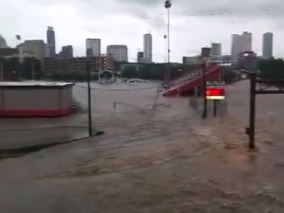 В Техасе из-за сильных дождей и наводнения прорвало плотину