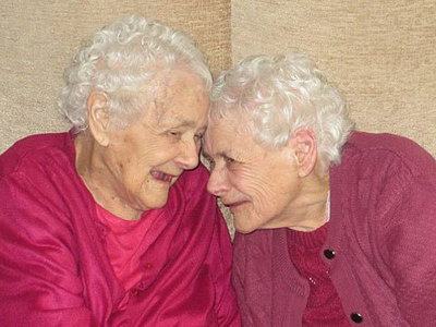 Скончались самые пожилые близняшки Британии