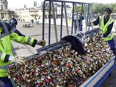Мост Искусств в Париже очистили от миллиона 