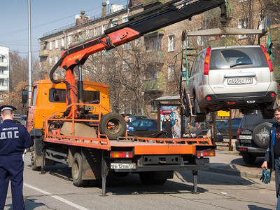 За эвакуацию автомобиля надо будет платить в зависимости от его массы — «Ъ»