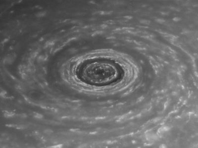 Планетологи разгадали загадку гигантских полярных циклонов Сатурна