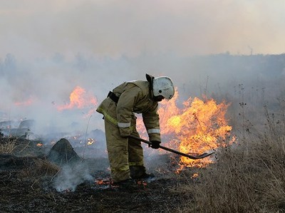 Военнослужащие ЦВО с помощью инженерной техники потушили природный пожар в Оренбургской области