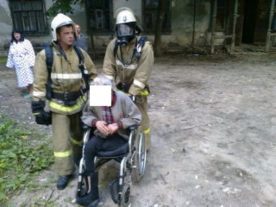 В Гусь-Хрустальном пожарные спасли инвалида-колясочника из горящего дома