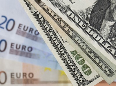 Рубль дешевеет вслед за нефтью