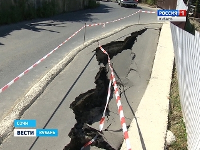 В Сочи сошедший оползень разрушил часть дороги