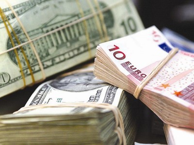 Курс евро стабилен к доллару