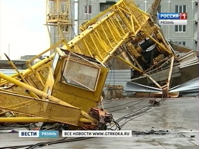 На детскую площадку в Рязани упал строительный кран