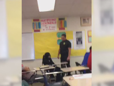 Скандал в США: помощник шерифа выволок чернокожую школьницу из класса. Видео