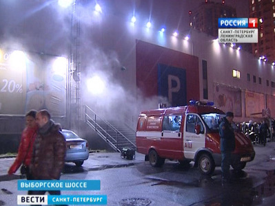 В крупном торговом центре на Выборгском шоссе тушили пожар