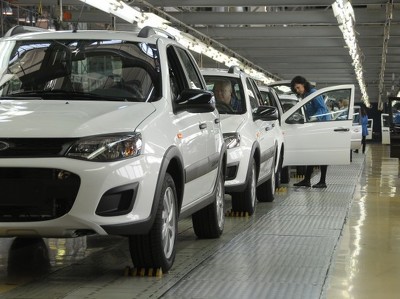 Продажи легковых машин в РФ в ноябре рухнули на 43%