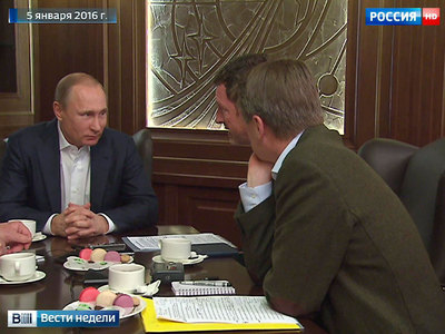 Путин накормил журналистов цветными пряниками