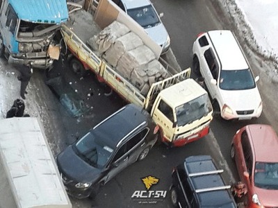 ДТП с 13 автомобилями парализовало движение в Новосибирске