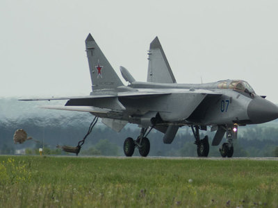 В тайге на месте падения дальнего перехватчика МиГ-31 образовалась огромная воронка