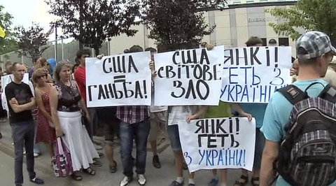 Украинцы все чаще митингуют у американского посольства