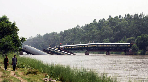 Число жертв крушения поезда в Пакистане увеличилось