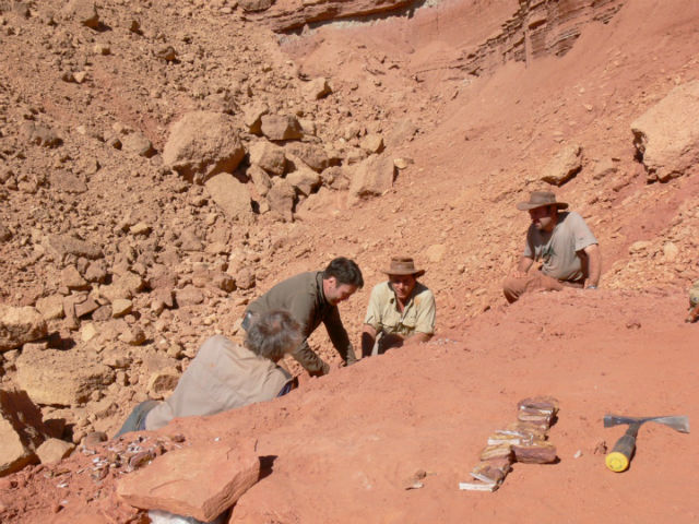 Ибрагим и его коллеги на раскопках в восточном Марокко (фото Cristiano Dal Sasso). 