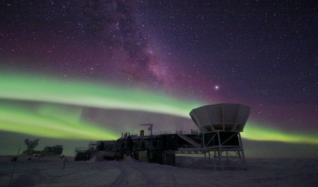 Радиотелескоп на Южном полюсе, с помощью которого астрофизики открыли возможный след гравитационных волн (фото NSF). 