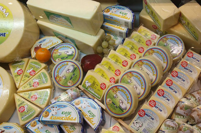 Сыры, йогурты и другие молочные продукты содержат гораздо меньше лактозы и галактозы, чем молоко (фото Wikimedia Commons).