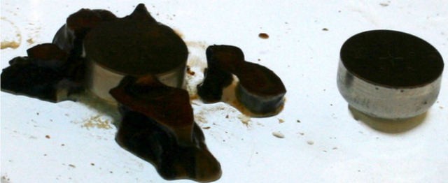 После 25 часов в желудке у обычной батареи (слева) начинается утечка едкого соединения, однако батарея с покрытием (справа) остаётся в целостности (фото Bryan Laulight).