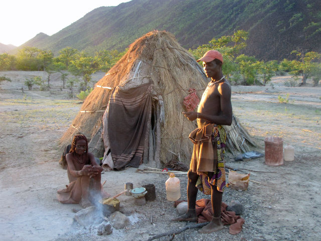 Пара из племени твэй в Намибии вне своего дома (фото Layne Vashro, University of Utah).