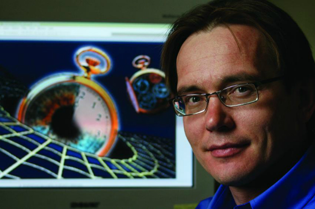 Физик Андрей Деревянко из университета Невады внёс свой вклад в развитие нескольких новых классов атомных часов и теперь предлагает обнаруживать тёмную материю с помощью сети синхронизированных атомных часов (фото University of Nevada, Reno).