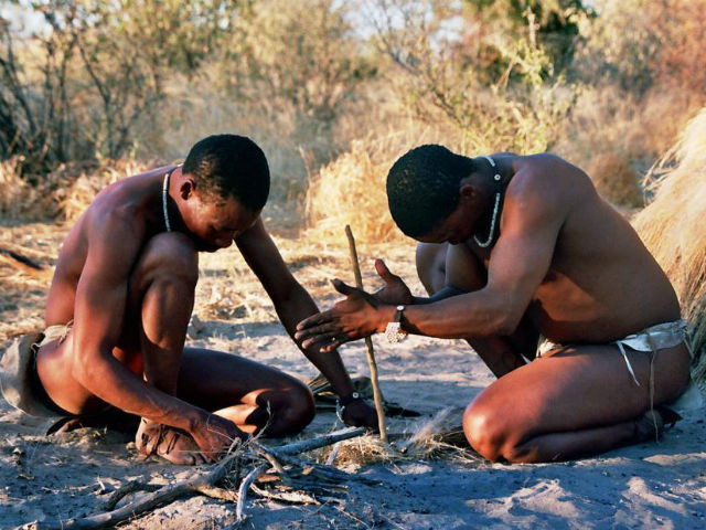 Бушмены из Ботсваны добывают огонь (фото Ian Sewell/Wikimedia Commons).