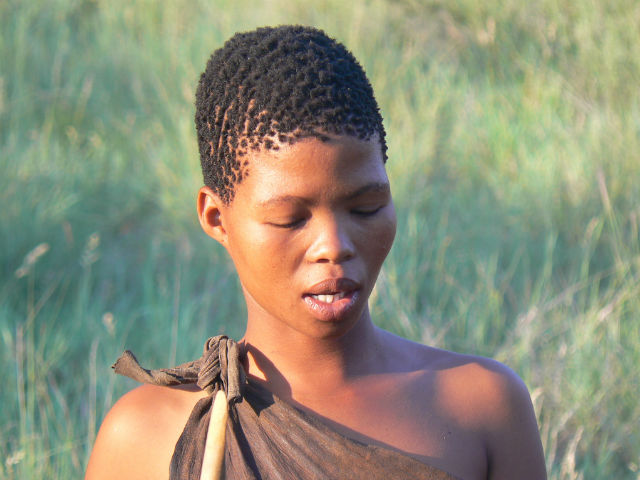 Бушменка из Ботсваны (фото Lisa Gray/Wikimedia Commons).