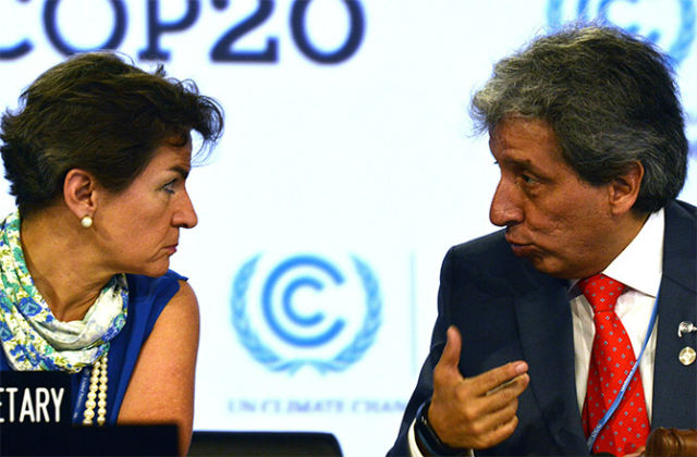 Исполнительный секретарь РКИК ООН Кристиана Фигерес (Christiana Figueres) и министр охраны окружающей среды Перу Мануэль Пульгар-Видаль на климатическом саммите в Лиме (фото Cris Bouroncle). 
