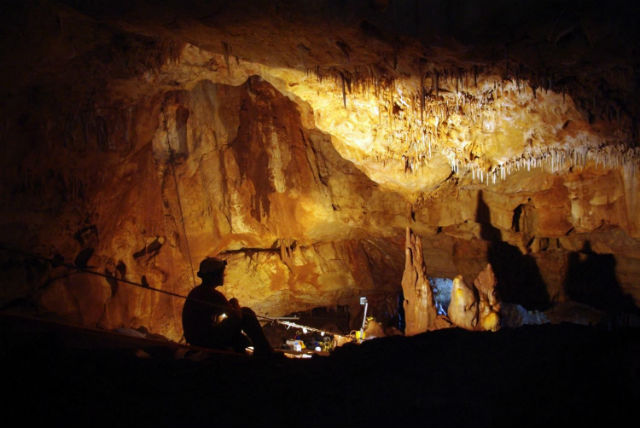Раскопки в пещере Манот ведутся и по сей день (фото Amos Frumkin/Hebrew University Cave Research Center). 