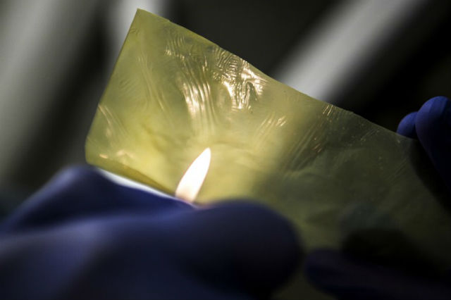 Кевлар обладает превосходной термостойкостью, что обеспечивает дополнительную защиту от возгорания (фото Joseph Xu, Michigan Engineering). 