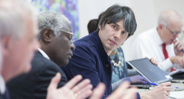 Среди членов жюри были профессор Гарвардского университета Калестус Джума и профессор Манчестерского университета Брайан Кокс (фото Jason Alden/Queen Elizabeth Prize for Engineering).