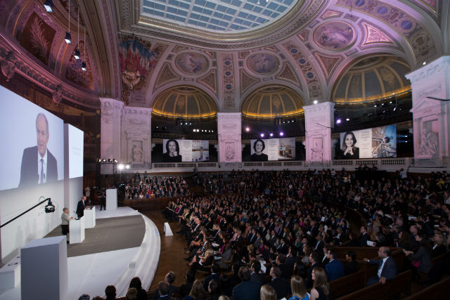 Церемония награждения выдающихся исследовательниц прошла в историческом гранд-амфитеатре университета Сорбонна в Париже (фото Brigitte Lacombe).