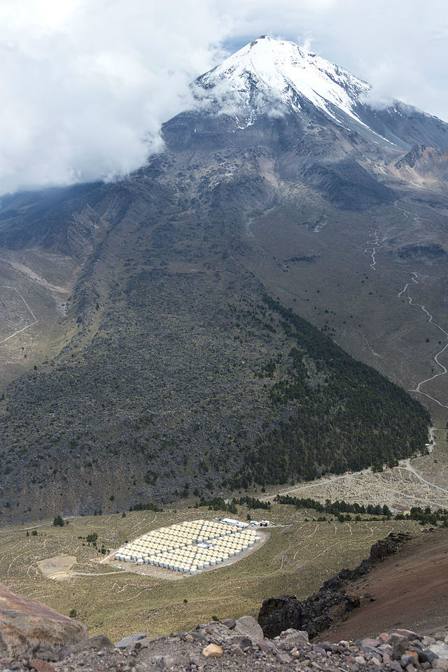 Обсерватория HAWC на фоне вулкана Орисаба (фото Jordanagoodman/Wikimedia Commons).