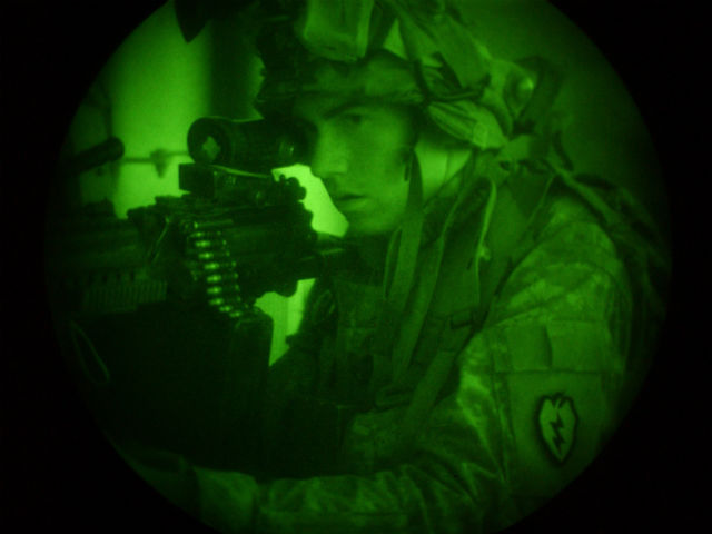 Обыкновенный камуфляж пока не может скрыть солдат от приборов ночного видения противника (фото Johancharles Van Boers/WikiMedia Commons).