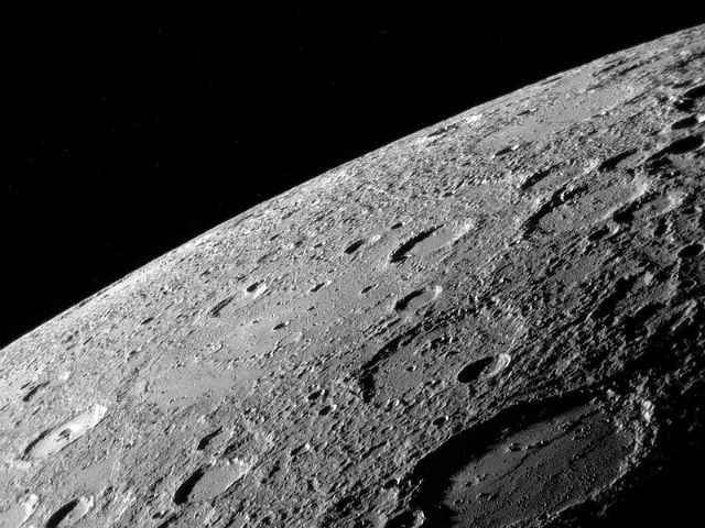 Новое исследование предполагает, что углерод, входящий в состав кометного вещества, может затемнять поверхность Меркурия при столкновениях (фото NASA).