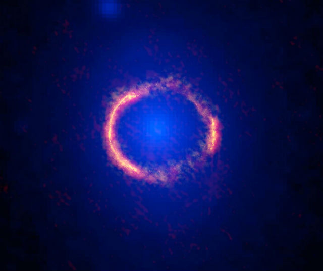 Совмещённый снимок "Хаббла" и ALMA (фото ALMA (NRAO/ESO/NAOJ)). 
