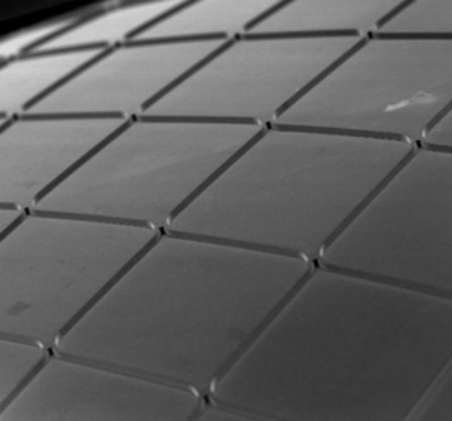 Для эксперимента сплав разделили на тонкие квадраты (фото University of Kiel). 