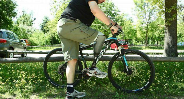 Протез позволил Ранггеру вернуться к полноценной жизни: теперь он может даже ездить на велосипеде (фото University of Applied Sciences Upper Austria).