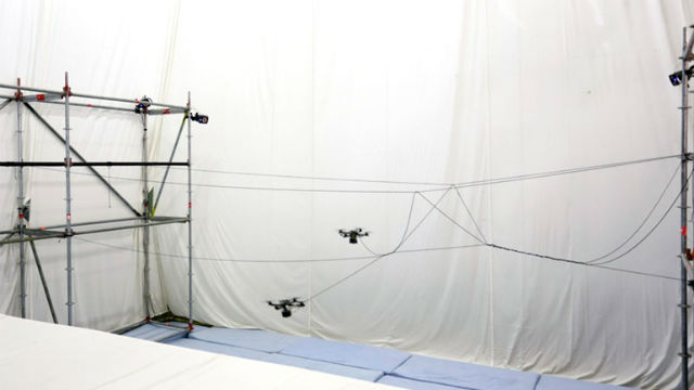 Беспилотники без всякого вмешательства со стороны человека свили из нескольких верёвок настоящий подвесной мост (фото ETH Zurich). 